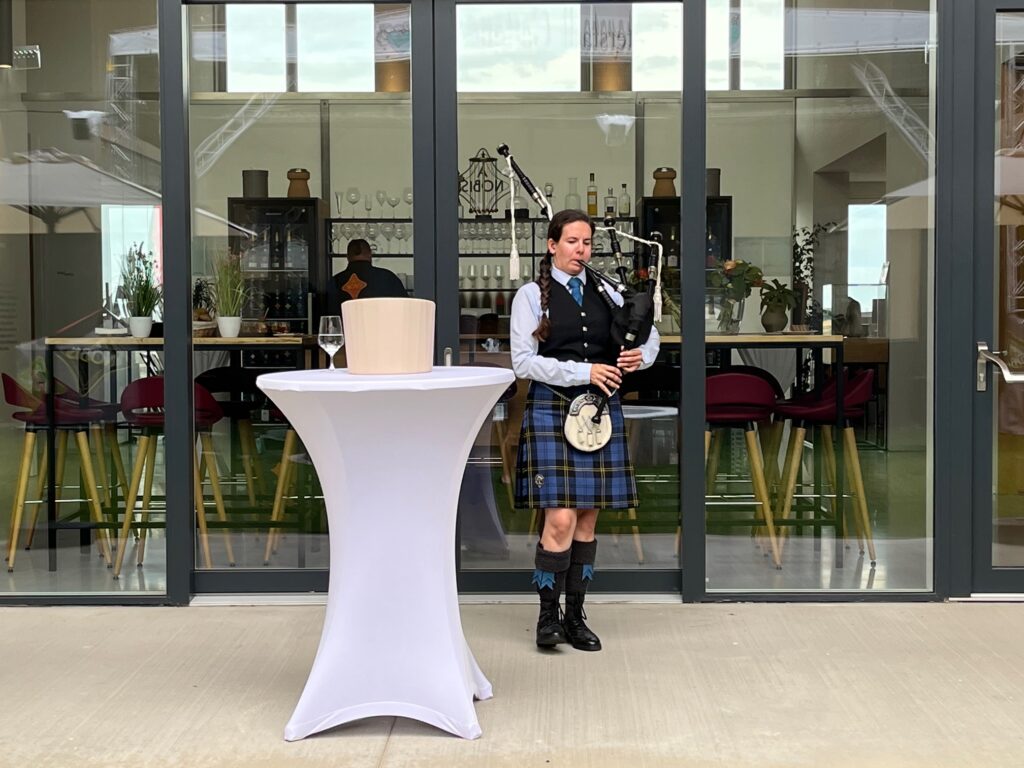 Dudelsackspielerin Anna Binder spielt bei Hochzeiten