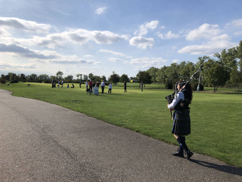 Dudelsackspielerin Anna Binder spielt am Golfplatz in Schwechat