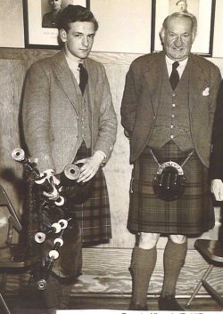 Willie Ross und John D. Burgess als Gäste der Black Watch in Montreal im April 1952. 