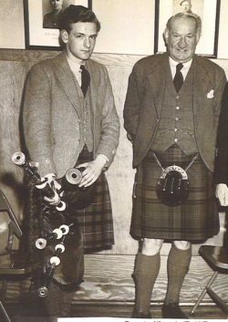 Willie Ross und John D. Burgess als Gäste der Black Watch in Montreal im April 1952.