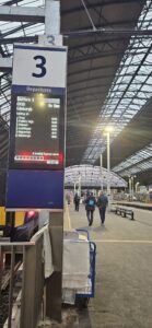 Bahnhof in Glasgow Richtung Edinburgh
